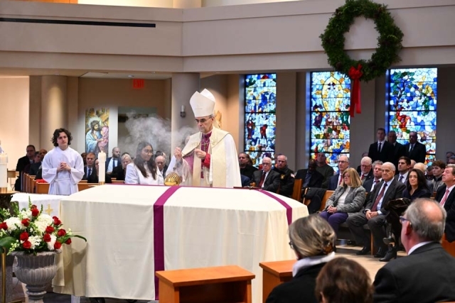 Lou Carnesecca's casket in St. Thomas More Church 